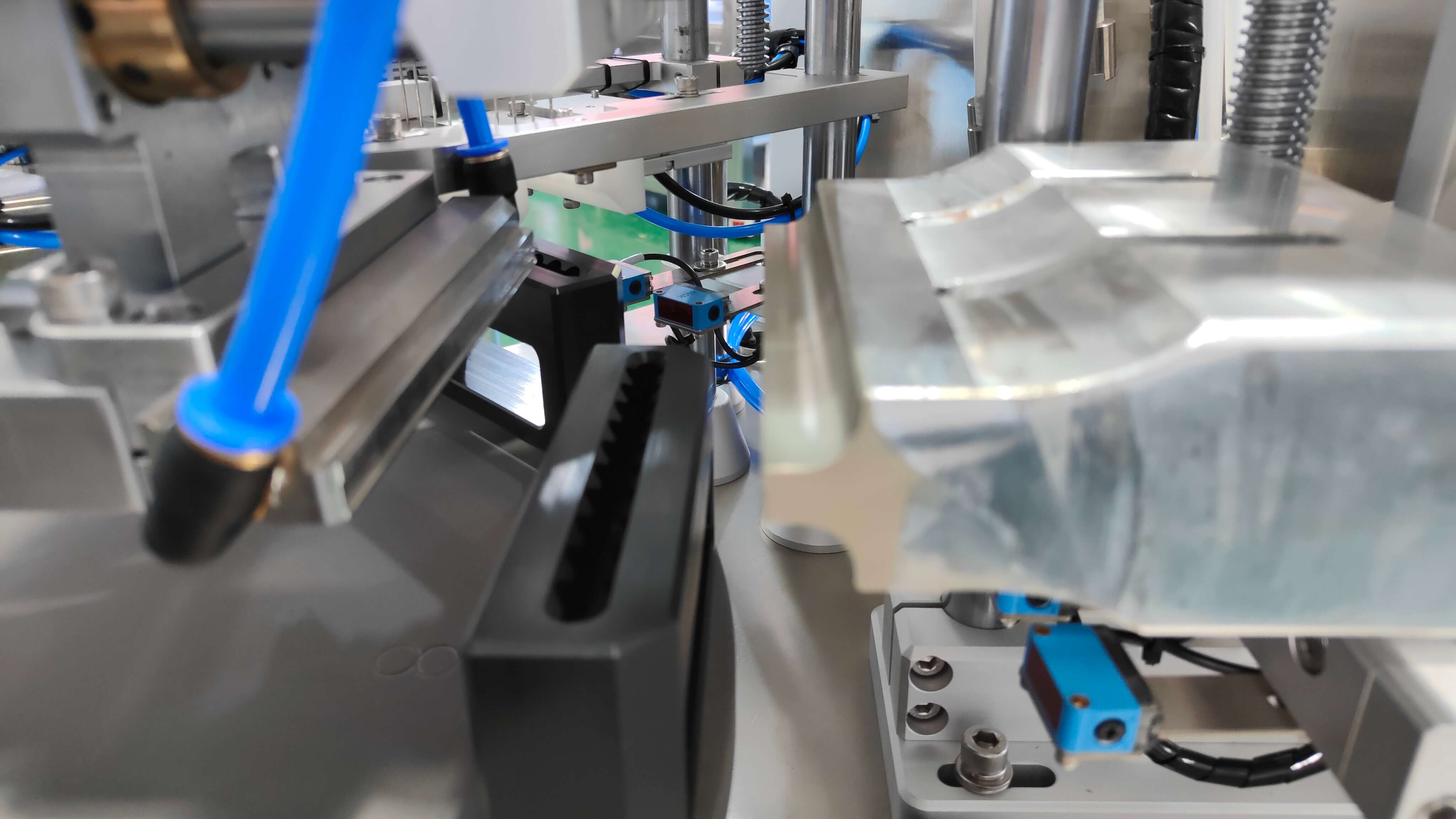 HX-005S2 Cosmetic lotion automatic filling machine throwing tube filling and sealing machine